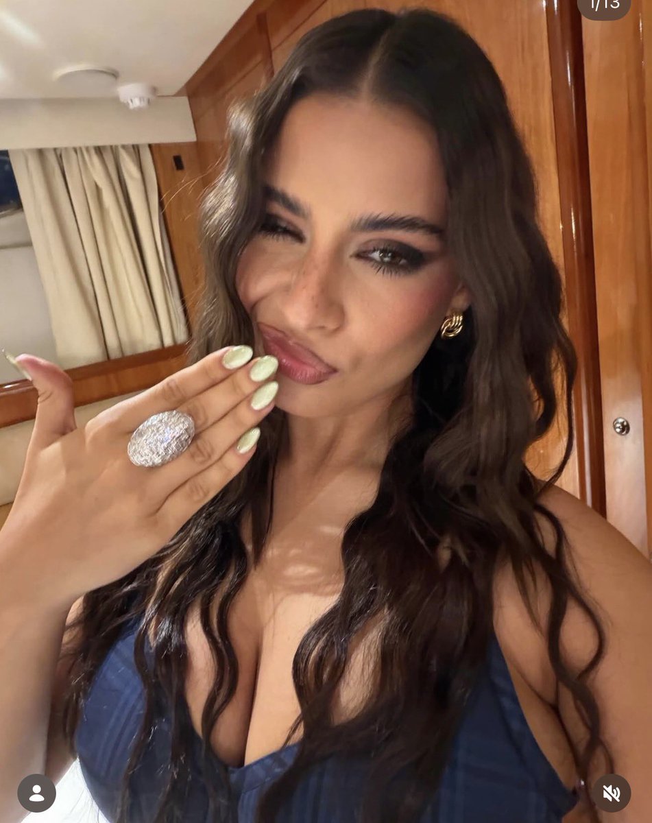 WankPlayer's tweet photo. Elle ? Je connaissais pas j’aime beaucoup https://t.co/1iFLaN84b0