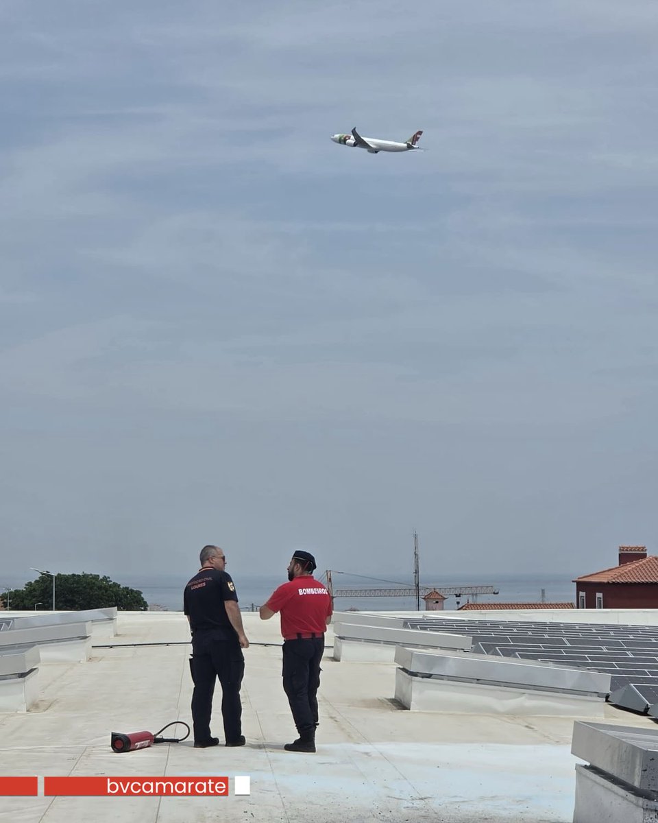 BVCamarate's tweet photo. Acionamento pelas 13h31 para responder a um alerta de incêndio na cobertura do estabelecimento comercial Continente, localizado em Camarate.
No local , as nossas equipas atuaram em estreita coordenação com os Bombeiros de Moscavide e Portela. https://t.co/anYSzdgqLe