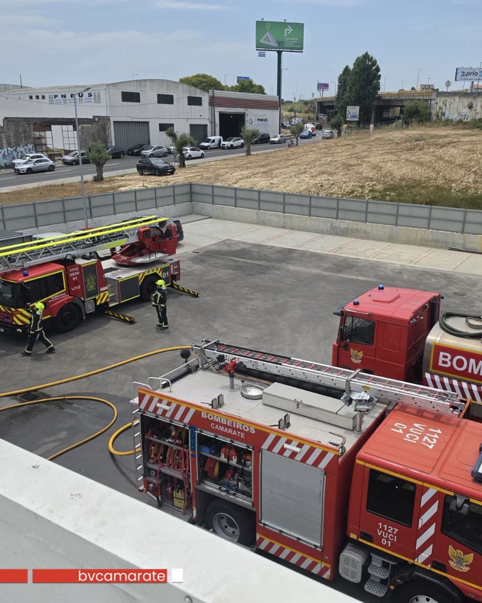 BVCamarate's tweet photo. Acionamento pelas 13h31 para responder a um alerta de incêndio na cobertura do estabelecimento comercial Continente, localizado em Camarate.
No local , as nossas equipas atuaram em estreita coordenação com os Bombeiros de Moscavide e Portela. https://t.co/anYSzdgqLe
