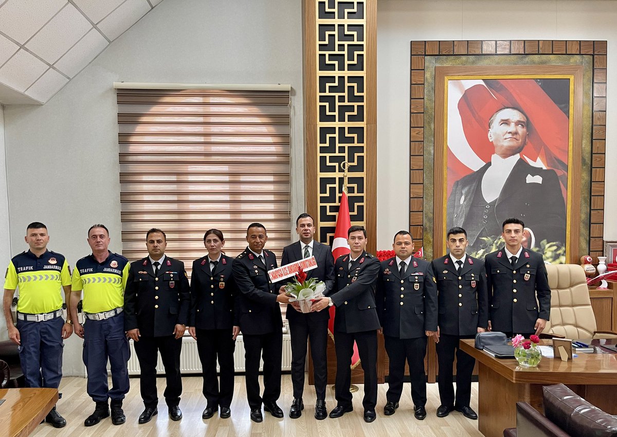 Sinanpasakyl's tweet photo. 🇹🇷 14 Haziran Jandarma Teşkilatının Kuruluş Yıl Dönümü 🚔

Jandarma Teşkilatının 187. kuruluş yıl dönümü dolayısıyla, İlçe Jandarma Komutanı Üsteğmen Kasım TUNCER ve beraberindeki jandarma personeli, Kaymakamımız Emrah ASLAN’ı ziyaret ettiler.

Ülkemizin bölünmez bütünlüğünün korunması, vatandaşlarımızın can ve mal güvenliğinin sağlanması adına büyük bir özveriyle görev yapan Jandarma Teşkilatımızın kuruluş yıl dönümünü kutluyor, tüm jandarma personelimize görevlerinde başarılar diliyoruz. 🇹🇷