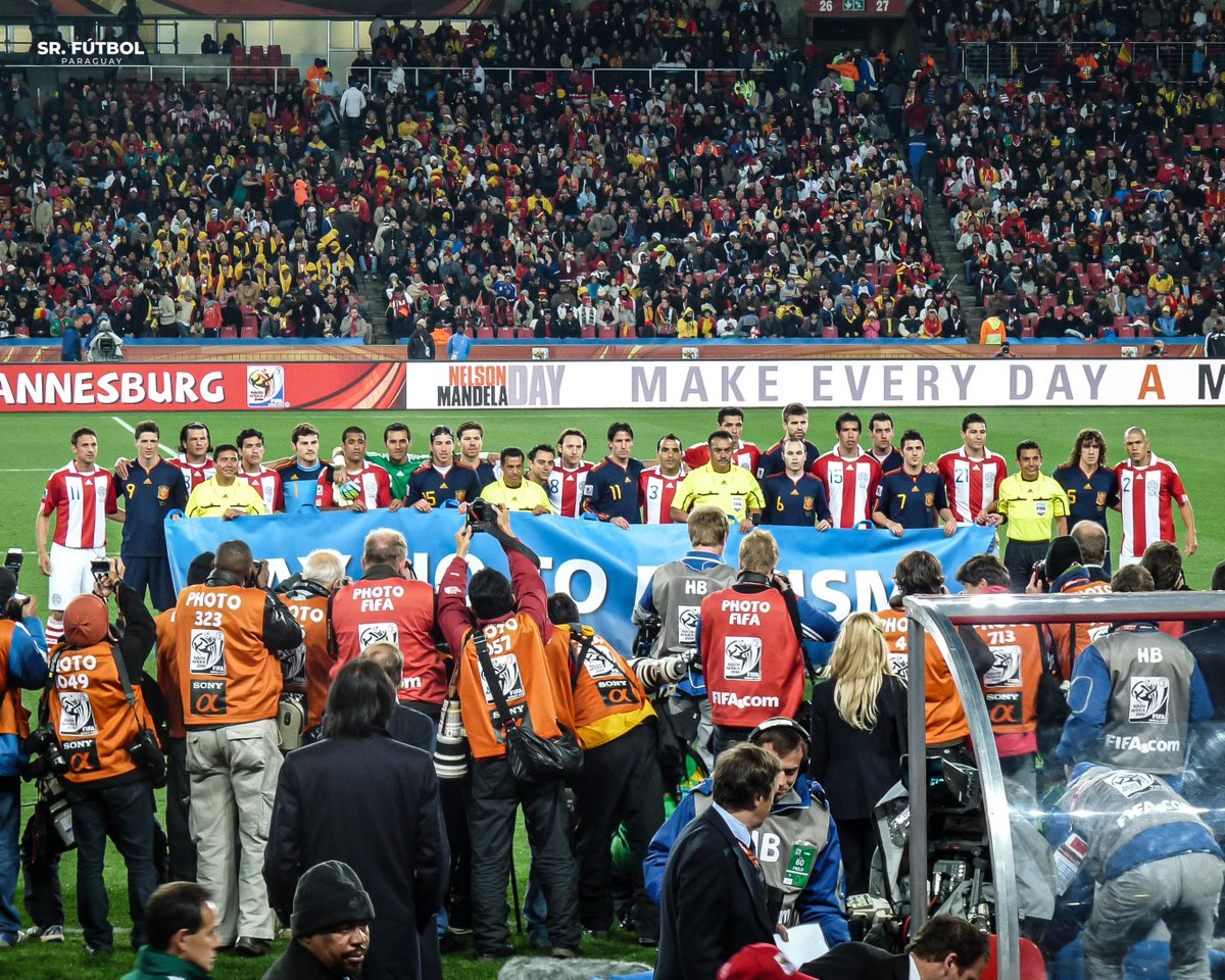 SrFutbolPy's tweet photo. 5.823 días después de este momento.

Solo nosotros sabemos todo lo que tuvimos que sufrir para regresar.

Un pueblo sufrido, con el corazón más grande de todos y con enormes sueños por delante.

🇵🇾 PARAGUAY, CARAJO. https://t.co/eaTbB51hzY