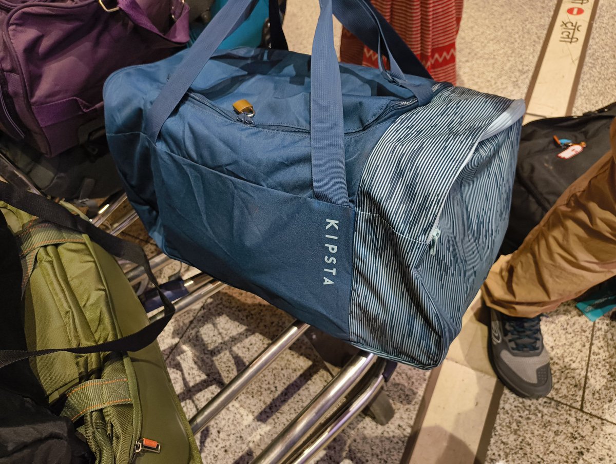kpoor_suman's tweet photo. @IndiGo6E Posting the pic of the bag for your reference https://t.co/LkutEZu6bD