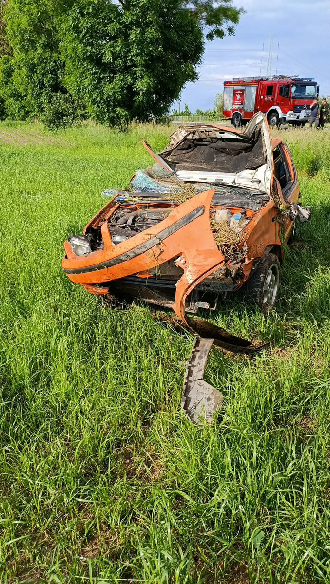 KMPSPLomza's tweet photo. 🚨 Koziki – zdarzenie drogowe
Kilka minut po godz. 17:00 samochód osobowy wypadł z drogi i dachował poza jezdnią w miejscowości Koziki.

Autem podróżowała jedna osoba. Kierujący z ogólnymi obrażeniami został objęty opieką ZRM.

SiS: JRG Łomża, OSP Konarzyce, ZRM, Policja. https://t.co/Eo4iGKoEWd