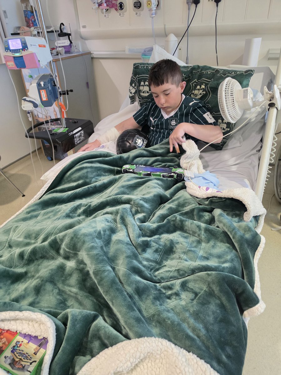 ClaireM73531493's tweet photo. Update!!
Still poorly and still have a temperature.
But we have managed to Argyle the bed lol @Argyle
It looks better in green!!
#argyle #plymouthargyle #pafc #hiddenillness #hiddendisability #thatsmile #coyg #greenarmy https://t.co/P7DLWAbMFH