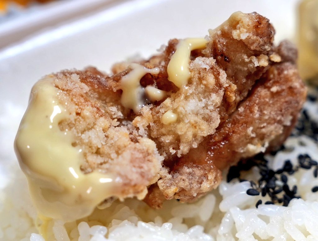 makokutuna's tweet photo. 夜ご飯は鶏笑さんのからあげ弁当😉
揚げたてのからあげはもも肉もむね肉も、外はカリカリで中はジューシな仕上がりでめちゃくちゃご飯に合います✨
チーズソースをディップしたら、美味しさが倍増するのも素敵です😋
＃夜ご飯
＃鶏笑
＃飯テロ https://t.co/EqHSAVbXI3