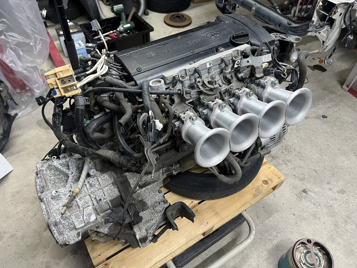 cmae8586's tweet photo. 丁寧な作業によりエンジンを摘出 https://t.co/hCI9JT0Jei