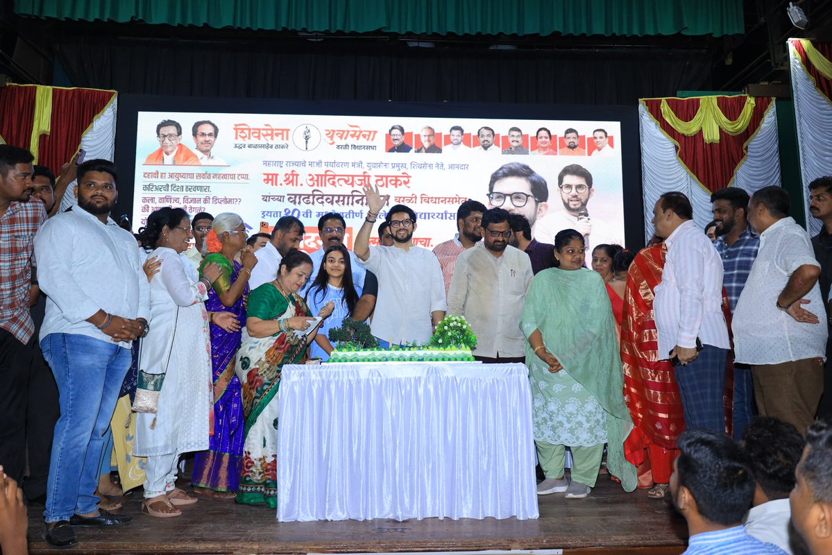 AUThackeray's tweet photo. वरळी विधानसभेतील १० वी उत्तीर्ण झालेल्या विद्यार्थ्यांसाठी आमदार सुनील शिंदे जी ह्यांच्या विशेष सहकार्यातून युवासेना राष्ट्रीय कार्यकारिणी सदस्य सिद्धेश शिंदे आयोजित मार्गदर्शन शिबिरास उपस्थित राहिलो. तसेच १० वीच्या परिक्षेत घवघवीत यश संपादन केलेल्या विद्यार्थ्यांना लॅपटॉप आणि सन्मानचिन्ह देऊन, त्यांना पुढील शैक्षणिक वाटचालीस शुभेच्छा दिल्या.