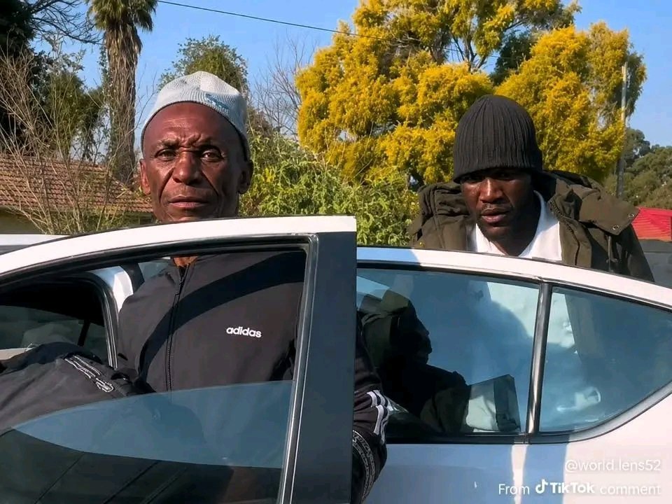 AmukelaniMoyani's tweet photo. Do you know these criminals who stole from a room in Brakpan; please inform @SAPoliceService https://t.co/EhBvsNa5TS