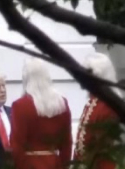 MehmetTanselY's tweet photo. Çok uzaktan çekildiği belli olan bu fotoğrafta solda duran kişi Trump'a çok benziyor.Diğer kırmızı giyisili beyaz saçlı olanlar meçhul..?? https://t.co/QnmV9sCq0o