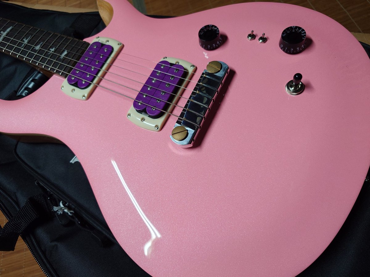 whoeche's tweet photo. なんか飽きたらそこそこで売れそうだしとりあえず買ってみるかぐらいの感じで買ったんだけど、、持って弾いてみた感じまあ別にこのまま持っとくのもいいかなという気もしてきた
軽くて楽なのと、弾いてて結構気持ちいいし、高級じゃないからあんまり気を遣わなくてよいのも、いい
#prs 
#se
#rocklady https://t.co/O2UTjx7dpn