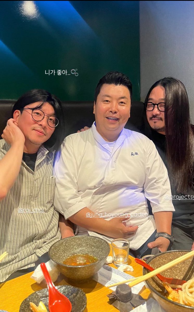 mmmroki's tweet photo. 두 미녀사이의 정호영
존나 권력있다 
막 밥퍼줄때 최강록 김도윤 밥만 고봉밥으로 퍼줄듯 https://t.co/NhU7UQgNIS