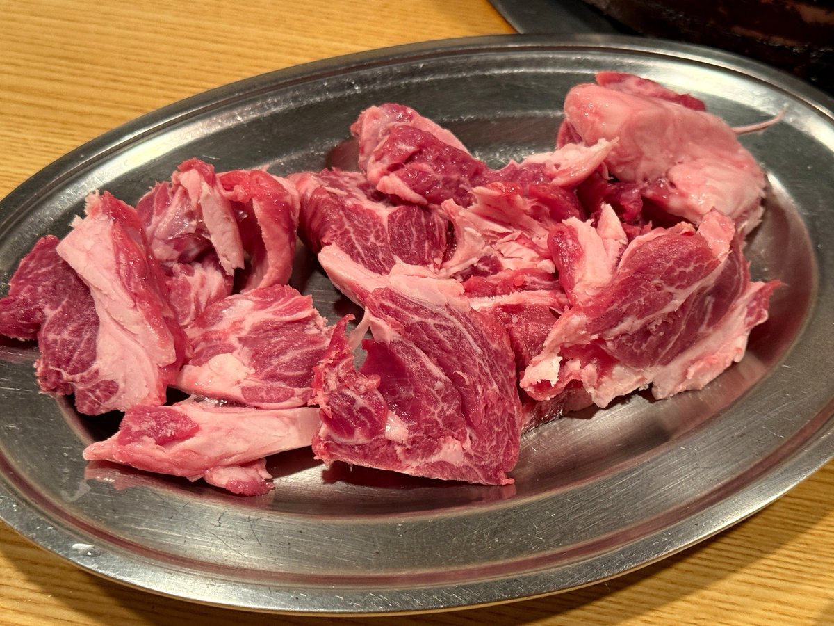 h_gashiyama's tweet photo. 今、札幌に来ているんだけど…
遂にジンギスカン探しの旅が終了した

『これだよ！コレ！俺が求めてたジンギスカンはコレ！！』って全細胞が歓喜してる

ジンギスカンの肉は1種類のみで、分厚くカットされたラム肩ロース

肉は注文が入ってからカット
焼肉はカットが極めて重要で、難しく、奥が深いが、これは完璧すぎるカット

お店を54年続けているマスターはめちゃくちゃ陽気なのだが、肉を切る瞬間だけ雰囲気がガラッと豹変する
背中からブワッ‼︎とオーラが出てる

最近はジンギスカンも色々発展してて…
お店がめちゃオシャレ、流通量1%以下の希少ラムや、部位を選べたり、塩だけで食べさせる、というのも増えてきた

それはそれでいいんだけど、違うのよ
本場・札幌にまで来て食いたかったのはこういうのなのよ！！

腹一杯、ワイルドにラムを喰らいたいの！
マスターの魂がこもったタレも最高、店の雰囲気も最高、個人的には全国No.1

めんよう亭 六条店、この投稿内容にうなずいてくれる人には絶対刺さる