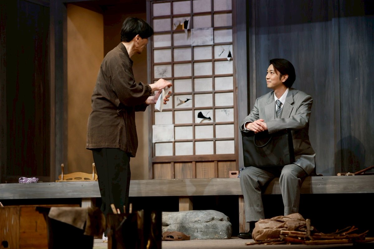 miyaomu's tweet photo. 【当日券の販売方法に関するお知らせ】

明日、明後日の3公演に関しまして、前方の見切れ席も含め、当日券をご用意させていただきます。
（一部見にくいシーンがある場合もございますがご了承ください。）
当日券は各公演、開演1時間10分前の列の形成のタイミングで購入希望者の人数を確認いたします。
その時点で販売予定枚数を上回るお客様がお集まりになった場合は、抽選にて、上回らない場合は順番にランダムにて販売いたします。
当日券をご希望のお客様は、開演1時間10分前の列の形成の際にお集まりください。

なお、下記注意事項の確認をお願いいたします。
※お座席はお選びいただけません。
※おひとり様1枚とさせていただきます。
※ランダムで販売しますので、早く劇場にお越しいただく必要はございません。
※現金のみ取り扱いです。

#偽たモノ