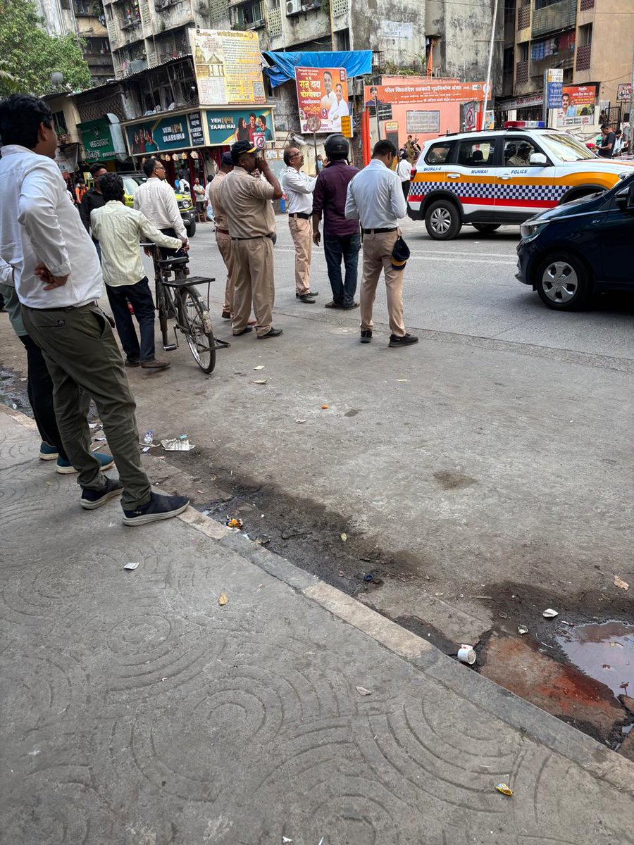 worli_residents's tweet photo. Action taken against vehicles in no-parking zones and subsequent cleaning of footpaths following efforts and representations by the ALM. Thank you @MumbaiPolice and @MTPHereToHelp for your continued support in making our neighborhood better. 🚧🧹 https://t.co/5rc4J511oy