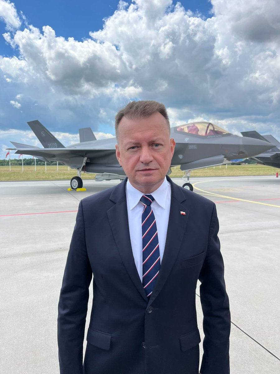 JacekWRaczka72's tweet photo. Cała Polska dziękuję dziś Panu za zakup dla polskiego wojska najnowocześniejszych samolotów bojowych na świecie.
Wielkie 👏👏👏👏👏 I szacunek 🎩🇵🇱 https://t.co/mrJ1vyDG3g