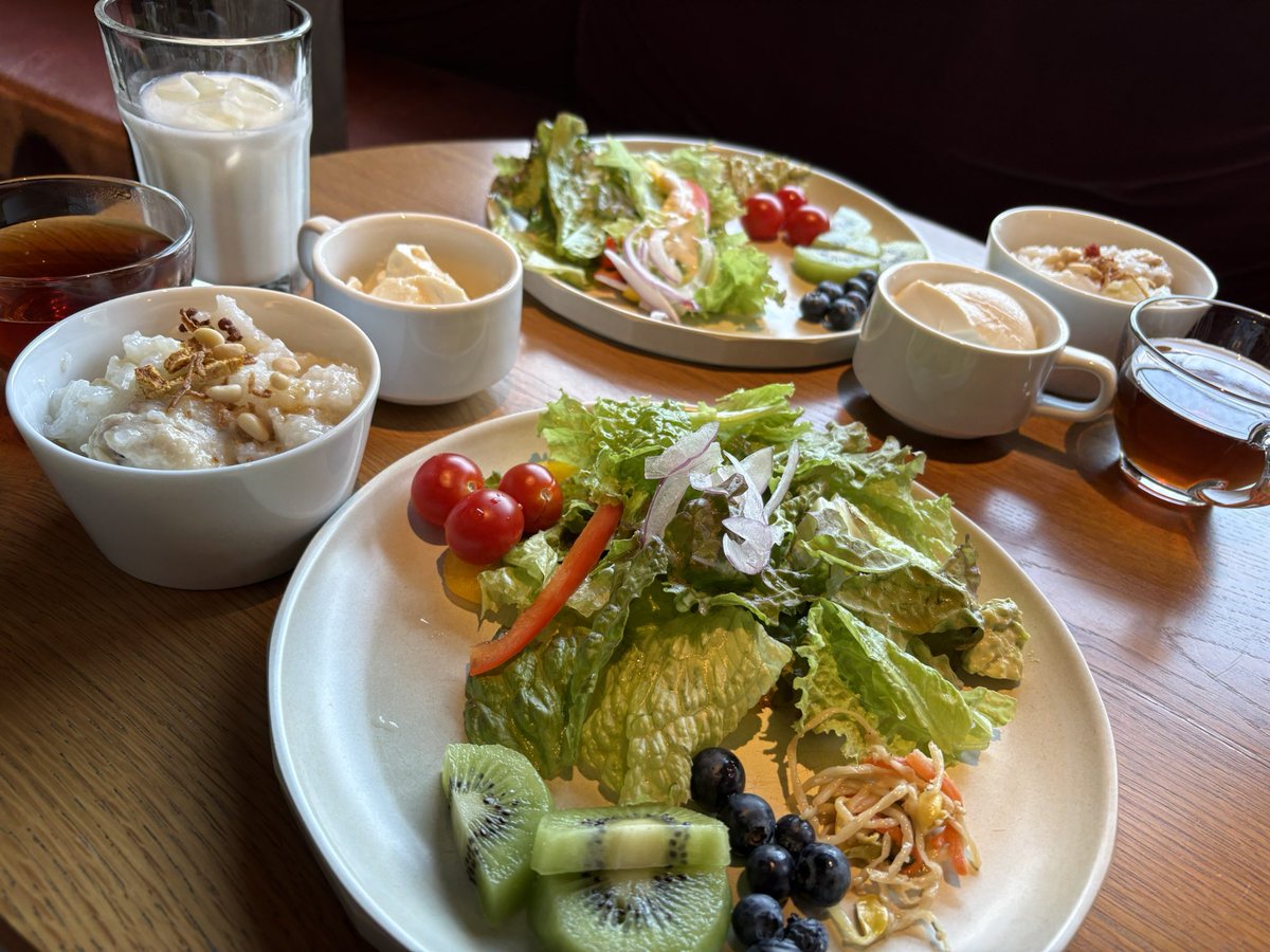 ssv0928's tweet photo. そっちではそんなこと起きてたんだ！？！？という思い出話を聞くのも、醍醐味だと思っていて…
終演後は皆様の思い出も堪能させて頂きました😭

🦀美味しすぎた！💕
狐キャラメル🦊&amp;茉莉花リンゴ🍎アイスにビュッフェのキウイとブルーベリーを合わせました😋
#朱色の思い出 https://t.co/hwWwgVFUSh
