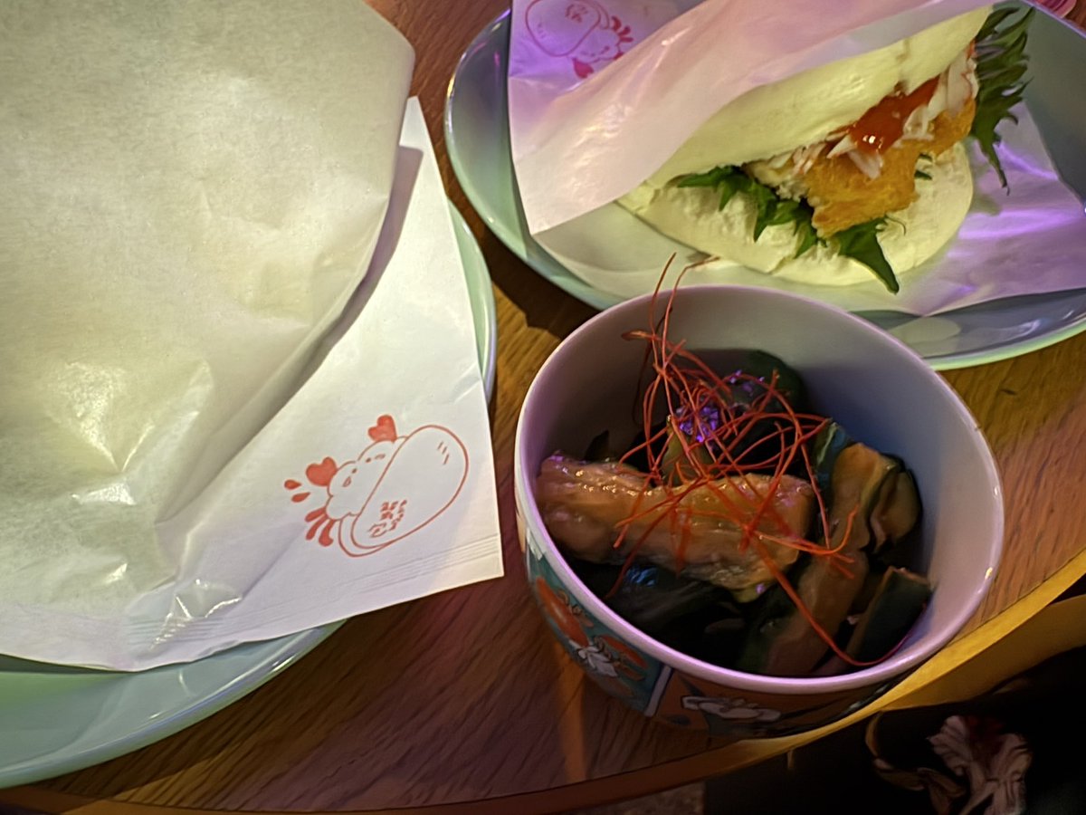 ssv0928's tweet photo. そっちではそんなこと起きてたんだ！？！？という思い出話を聞くのも、醍醐味だと思っていて…
終演後は皆様の思い出も堪能させて頂きました😭

🦀美味しすぎた！💕
狐キャラメル🦊&amp;茉莉花リンゴ🍎アイスにビュッフェのキウイとブルーベリーを合わせました😋
#朱色の思い出 https://t.co/hwWwgVFUSh