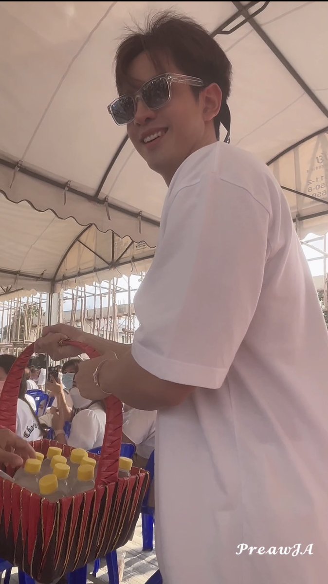 DarkSide_8821's tweet photo. หิ้วตระกร้าเดินแจกน้ำแฟนคลับทีละคนๆ ละโดนพวกนี่แกล้ง คือรับไปละคนละขวดละแหละแล้วเอาแอบใต้โต๊ะ บอกฮีว่ายังไม่ได้ๆ ฮีบอก อะไรอ่ะ กินหมดเร็วจัง ได้กันไปแล้วไม่ใช่หรอ 555555555🤣 https://t.co/LdnBadI4zi