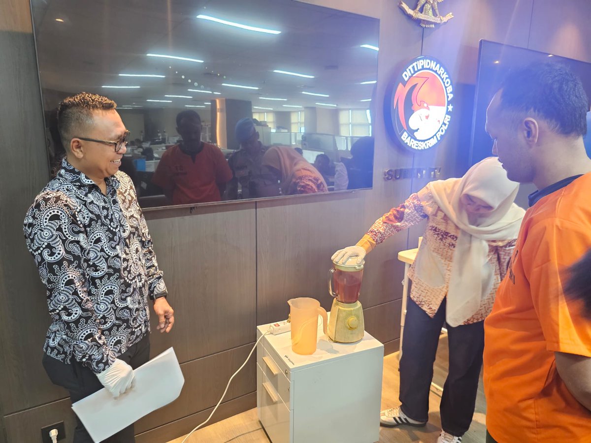 PakarINTELek's tweet photo. Bareskrim Polri telah memusnahkan BB Narkoba jenis pil ekstasi sebanyak 389,5 butir di ruang Subdit IV DITTIPIDNARKOBA Bareskrim Polri..

Pemusnahan berjalan lancar 💪

----
Mahasiswa BEM UI Jumat Ceko Pertamax Piala Dunia pemain terbaik Korsel Kenjaku https://t.co/ci0B5mQ93q