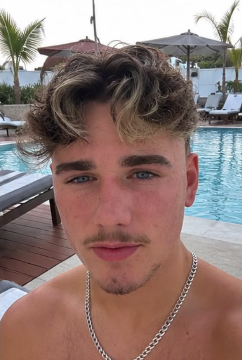 masterzakp's tweet photo. What's the first thing you noticed about this photo? 👀 Be honest. https://t.co/JAKzIiESb4