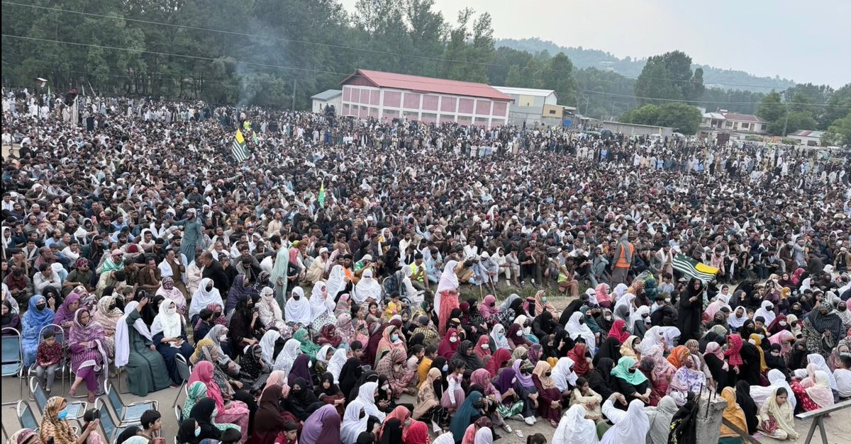 tajran48099's tweet photo. Rawalakot right now https://t.co/qTreNlx5l0