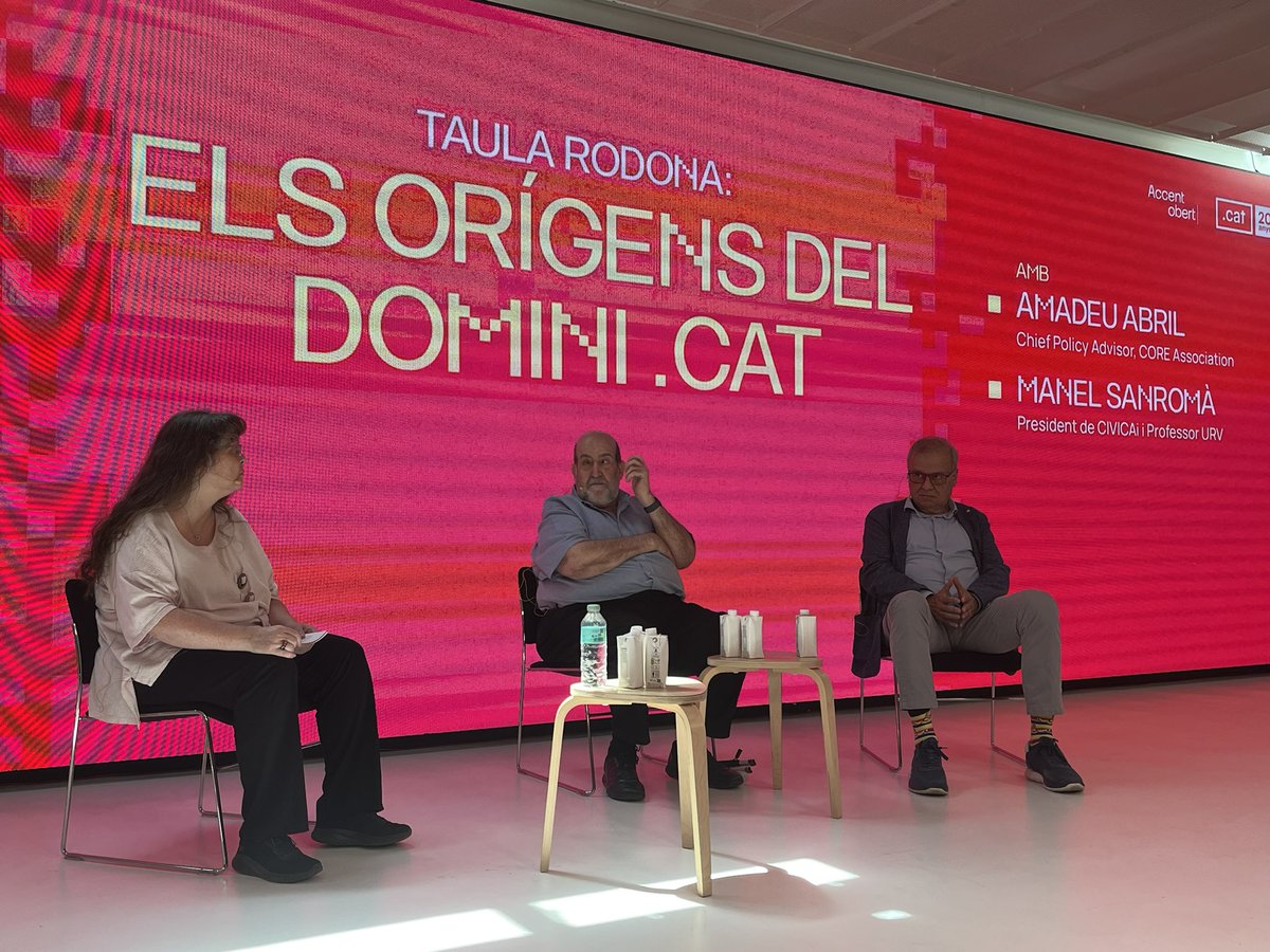 XavierAntich's tweet photo. Hem acompanyat @accentobert_ en la celebració dels 20 anys del .cat amb alguns dels pioners visionaris que ho van fer possible, després d’una dècada abans picant pedra. Van endevinar molt d’hora que la batalla pel .cat no era només la batalla per un domini d’internet sinó per guanyar la presència de la llengua i la identitat catalana en el món digital. 

La feinada feta durant dues dècades ha estat espectacular, i el que ara està fent Accent Obert és una de les més grans fortaleses de país que té la societat civil organitzada per assegurar que, també en el món digital, es pot viure plenament en català. 

Gràcies per tot el que heu fet i pel moltíssim que sabem que fareu!