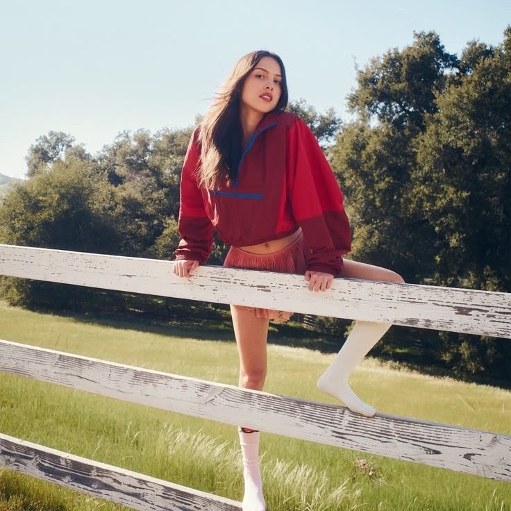OliviaRodrigoAR's tweet photo. Olivia reveló en su entrevista en Hits Radio su frase favorita de “you seem pretty sad for a girl so in love” 

“Hay una canción que se llama ‘honeybee’ que me gusta mucho. Una canción de amor pura y clásica. ‘Espero nunca tener que ver cómo se ve tu cara cuando se va. Una cara que podría pasar mi vida entera conociendo’. Creo que es muy hermosa, triste y dulce.”