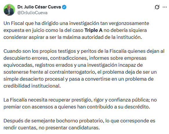 EcEnDirecto's tweet photo. #ATENCIÓN  
El jurista @DrJulioCueva manifestó que un Fiscal que ha dirigido una investigación tan vergonzosamente expuesta en juicio, como la del #CasoTripleA, no debería aspirar a ser la máxima autoridad de la institución.  
"Cuando son los propios testigos y peritos de la Fiscalía quienes dejan al descubierto errores, contradicciones, informes sobre empresas equivocadas, registros errados y una investigación incapaz de sostenerse frente al contrainterrogatorio, el problema deja de ser un simple desacierto procesal y pasa a convertirse en un problema de credibilidad institucional", señaló.