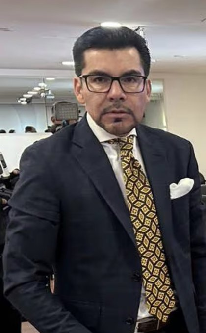 EcEnDirecto's tweet photo. #ATENCIÓN  
El jurista @DrJulioCueva manifestó que un Fiscal que ha dirigido una investigación tan vergonzosamente expuesta en juicio, como la del #CasoTripleA, no debería aspirar a ser la máxima autoridad de la institución.  
"Cuando son los propios testigos y peritos de la Fiscalía quienes dejan al descubierto errores, contradicciones, informes sobre empresas equivocadas, registros errados y una investigación incapaz de sostenerse frente al contrainterrogatorio, el problema deja de ser un simple desacierto procesal y pasa a convertirse en un problema de credibilidad institucional", señaló.