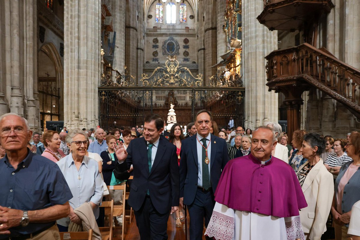 alferma1's tweet photo. Hoy, día de San Juan de Sahagún, felicito con gran cariño a todos los salmantinos.

Mi primer acto tras tomar posesión tenía que ser aquí, en #Salamanca, mi ciudad, mi casa y con mi patrón.

No hay mejor lugar para comenzar esta nueva etapa al servicio de #CastillayLeón. https://t.co/59WuhvEhF5