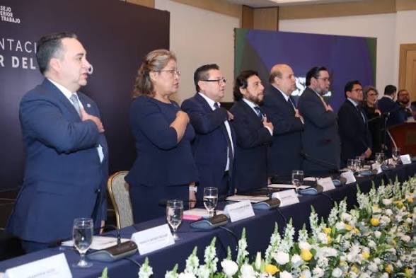 STAMSS_prensa's tweet photo. 🇸🇻 CONSEJO SUPERIOR DEL TRABAJO IMPULSARÁ AGENDA DE CONSOLIDACIÓN TRAS LOGRO ANTE LA OIT

El Ministro de Trabajo, @RolandoCastroSv, anunció que la próxima semana se desarrollará una reunión del Consejo Superior del Trabajo, en la que se analizarán los avances alcanzados por El Salvador en materia laboral y los desafíos de la nueva etapa que vive el país.

La jornada reunirá a representantes de los sectores trabajador, empleador y Gobierno, así como a invitados nacionales e internacionales, reafirmando la importancia del diálogo social como herramienta para construir acuerdos y fortalecer el desarrollo nacional.