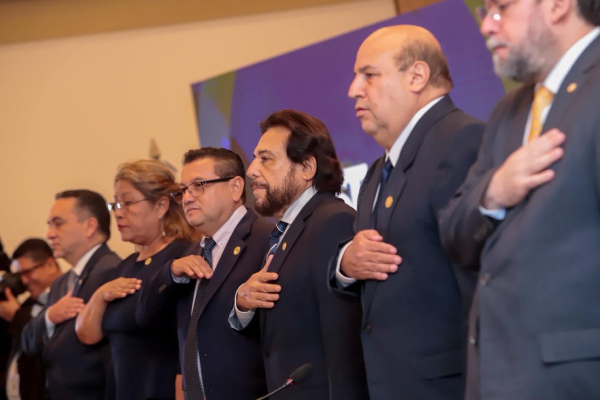 STAMSS_prensa's tweet photo. 🇸🇻 CONSEJO SUPERIOR DEL TRABAJO IMPULSARÁ AGENDA DE CONSOLIDACIÓN TRAS LOGRO ANTE LA OIT

El Ministro de Trabajo, @RolandoCastroSv, anunció que la próxima semana se desarrollará una reunión del Consejo Superior del Trabajo, en la que se analizarán los avances alcanzados por El Salvador en materia laboral y los desafíos de la nueva etapa que vive el país.

La jornada reunirá a representantes de los sectores trabajador, empleador y Gobierno, así como a invitados nacionales e internacionales, reafirmando la importancia del diálogo social como herramienta para construir acuerdos y fortalecer el desarrollo nacional.