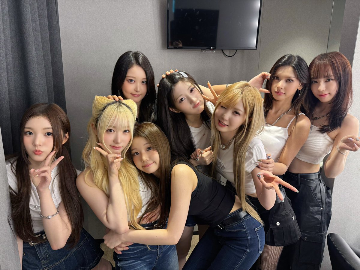 sa2m2nam3's tweet photo. [#SMN_BEHIND] #팬사인회

우와!!! 주말이다 소리 질러 🔊 
우리 이번 주말도 행복하게 보내자 ♥︎
항상 너무 고마워 🫶🏻

#SAYMYNAME #세이마이네임 #SMN #セマネ https://t.co/WtQJ9QEHmE