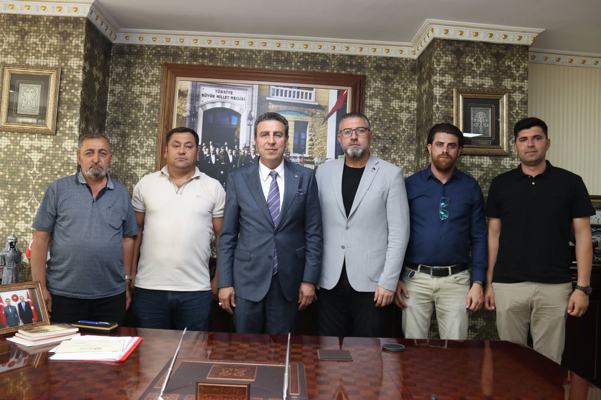 Sivasesob1's tweet photo. Sivas Şehit Aileleri ve Gazileri Derneği Başkanı Fatih Deveci ve yönetim kurulu üyeleri, Sivas Esnaf ve Sanatkârlar Odaları Birliği Başkanı Hakan Demirgil’i ziyaret ederek Yapılan genel kurulun şahsında esnaf teşkilatına hayırlı olması temennisinde bulundu. https://t.co/McYmQxOE79