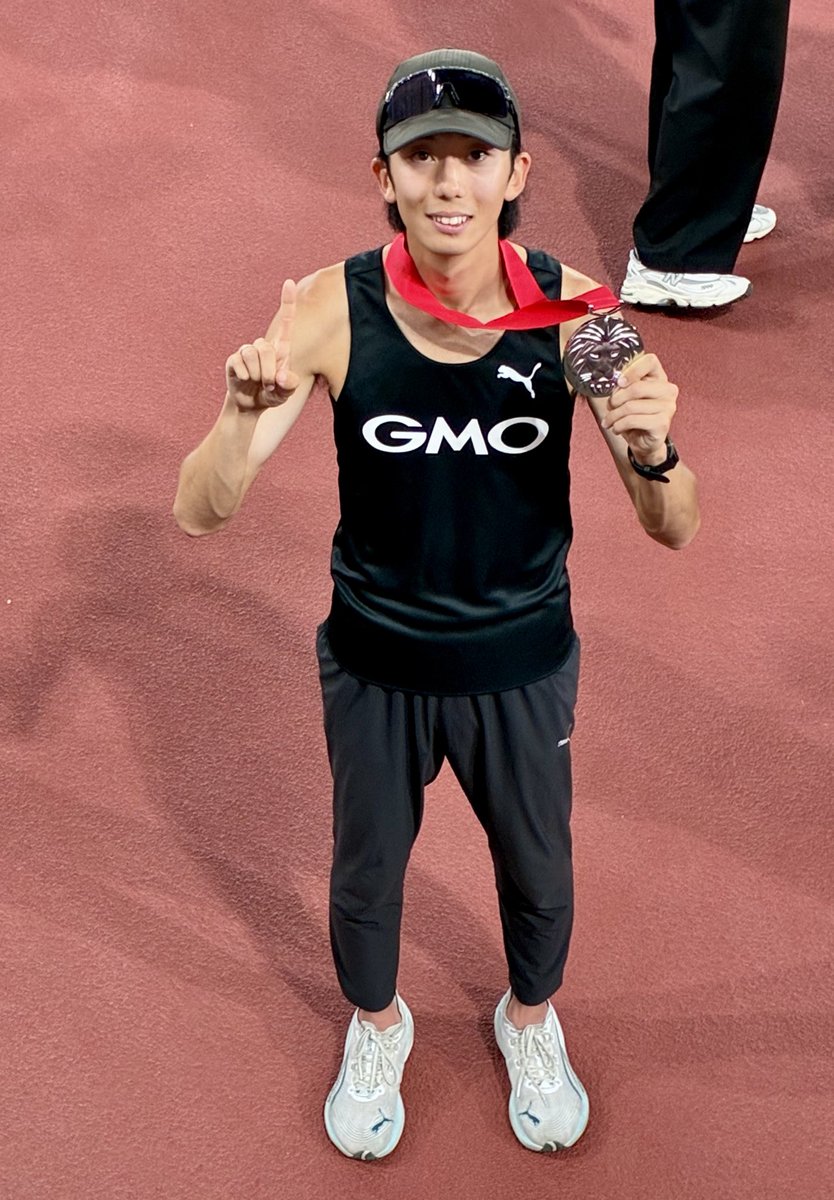 GMOrunningteam's tweet photo. #日本選手権 のメダルを手にした小原響選手！(＠oba_hibi01 )

笑顔の締めくくりとなりました✨

熱いご声援、誠にありがとうございました！

#GMOインターネットグループ https://t.co/GCgLTKaopO