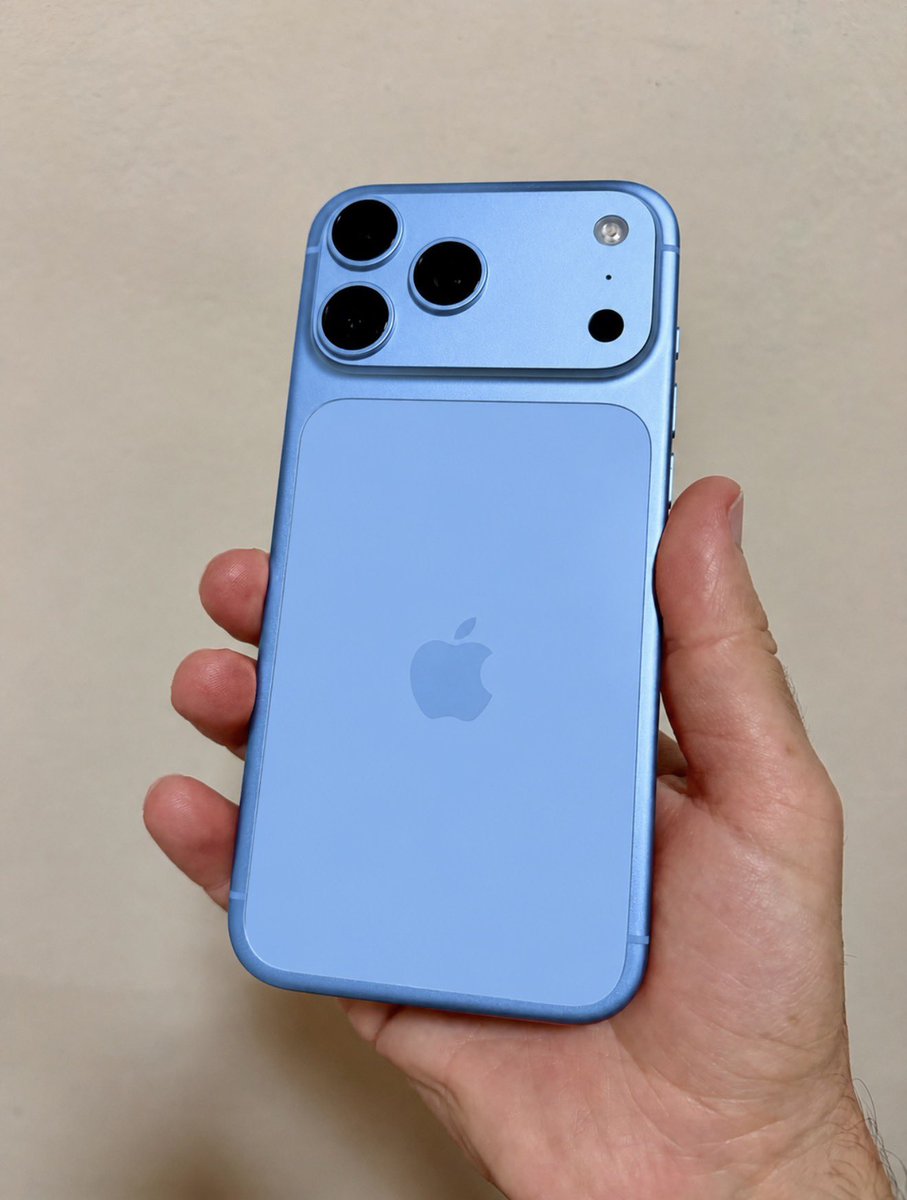 ifrnb's tweet photo. El iPhone 18 Pro en color azul lucirá espectacular. https://t.co/plR6Ww4TPJ