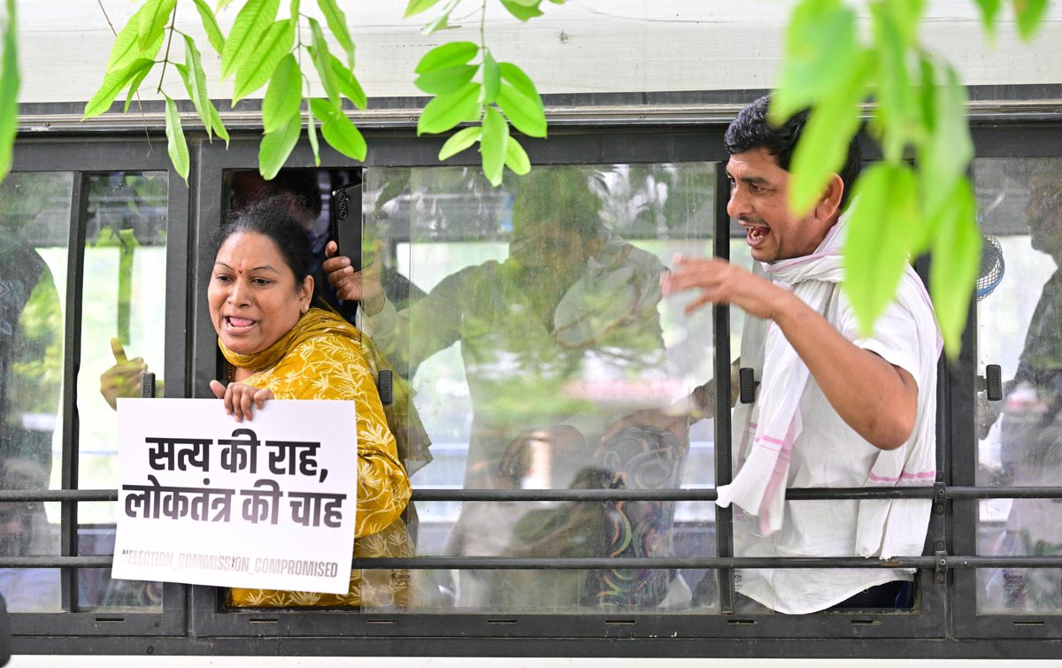 VinodJakharIN's tweet photo. कांग्रेस की राज्यसभा उम्मीदवार मीनाक्षी नटराजन जी का नामांकन रद्द होना- BJP की लोकतंत्र विरोधी सोच का नतीजा है।

आज कांग्रेस कार्यकर्ताओं ने इलेक्शन कमीशन ऑफिस के बाहर लोकतंत्र के खिलाफ की गई इस साजिश का पुरजोर विरोध किया।

BJP की ये 'सीट चोरी' देश के लिए खतरा है- हम इसके खिलाफ आवाज उठाते रहेंगे, लड़ते रहेंगे।

 📍 दिल्ली