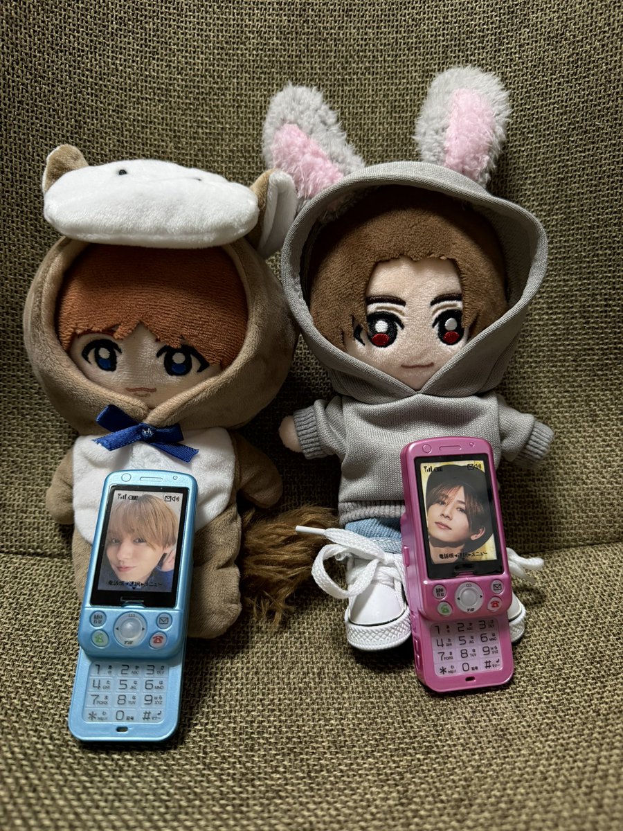 a02213372's tweet photo. やっと見つけたガラケーのミニチュアに推しの写真入れてみた☺️
メンカラで揃えたら最高に可愛くなった🥰
#Hey!Say!JUMP
#伊野尾慧
#山田涼介 https://t.co/aMgnsIUlmI