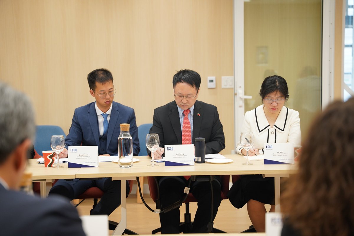FCCQ's tweet photo. Nous avons eu le privilège de recevoir le consul général de Chine à Montréal, DAI Yuming à l’occasion d’une table ronde avec des entreprises du Québec.

Nous avons eu un échange franc et positif pour renforcer les liens entre le Québec et la Chine. Voici, quelques constats qui ressortent de nos échanges :
🔹La Chine est notre 2e partenaire commercial après les États-Unis, le dialogue entre nos entreprises et la Chine est plus important que jamais.
🔹Nous partageons une volonté commune de renforcer nos liens économiques.
🔹L’industrie chinoise se distingue par sa capacité d’innovation dans plusieurs secteurs. Les entreprises québécoises ont intérêt à demeurer à l’affût des technologies qui y sont développées.

Merci au consul général DAI Yuming et à son équipe pour leur ouverture et leur volonté de poursuivre les échanges avec la communauté d’affaires québécoise.

Merci également à toutes les entreprises présentes pour la qualité des discussions.

#RelationsInternationales #CommerceInternational #Affaires