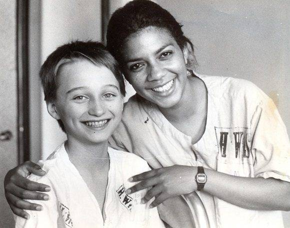 CubaOrtografia's tweet photo. La politización del programa de los niños de Chernóbil en Cuba: una jugada maestra de Castro.

El programa cubano para atender a las víctimas (principalmente niños) del desastre nuclear de Chernóbil en 1986 es uno de los episodios más celebrados por la propaganda oficial cubana. Entre 1990 y 2011, Cuba recibió a más de 26 mil pacientes (alrededor del 84 % eran niños) de Ucrania, Bielorrusia y Rusia en la localidad de Tarará, un antiguo balneario de élite reconvertido en centro médico-recreativo. Ese centro, al que fui de estudiante, dejó de servir a los cubanos y pasó a ser de disfrute de los extranjeros.

El programa comenzó en marzo de 1990, justo cuando la Unión Soviética se desmoronaba. Cuba entraba en el Período Especial con hambre generalizada, apagones, colapso económico brutal tras la pérdida de los subsidios soviéticos y una emigración masiva.

Fidel Castro, siempre fiel a la segregación de los cubanos y pensando en su ego político, recibió personalmente al primer grupo de 139 niños en el aeropuerto. La imagen fue icónica y se usó hasta el cansancio. El líder revolucionario abrazando a niños enfermos, mostrando la generosidad del socialismo cubano mientras su propio pueblo pasaba penurias extremas.

Fue una decisión personal de Castro. Según relatos, al enterarse de la magnitud del problema, amplió inmediatamente la oferta de  unos cientos a miles de niños. Cuba invirtió recursos importantes (médicos, instalaciones, comida, transporte interno) que supuestamente no tenía para su población. Se realizaron tratamientos complejos (trasplantes de médula, cirugías, rehabilitación). Muchos niños y familias recuerdan con cariño la atención recibida, el sol de Tarará y las actividades recreativas. Por supuesto, ninguno de ellos tiene culpa de nada ni se le podría reprochar jamás. Pero es interesante ver, y dice mucho de Cuba, cómo el cubano siguió siendo un trapo ante la alta política y las decisiones de un solo hombre.

Mientras Cuba se hundía económicamente, Castro posicionaba al régimen como solidario y moralmente superior a Occidente. Nosotros compartimos lo que no tenemos, era el mensaje. Ayudaba a distraer de la crisis interna y a ganar simpatías en Europa del Este y América Latina.

Se exaltaba la solidaridad desinteresada mientras se ocultaba el costo para los cubanos. En plena hambruna, se destinaban recursos (alimentos, medicinas, personal) a pacientes extranjeros. Algunos estimados hablan de más de 300 millones de dólares solo en costos médicos.

Hubo denuncias de que la selección de niños no siempre priorizó a los más pobres o más graves. Algunos casos sugieren influencias políticas o de contactos en la antigua URSS. Fue una jugada típica de Castro, convertir una tragedia ajena en victoria propagandística propia. En momentos de debilidad extrema del régimen, este usó la imagen de niños rubios enfermos para proyectar fuerza moral y humanismo revolucionario.