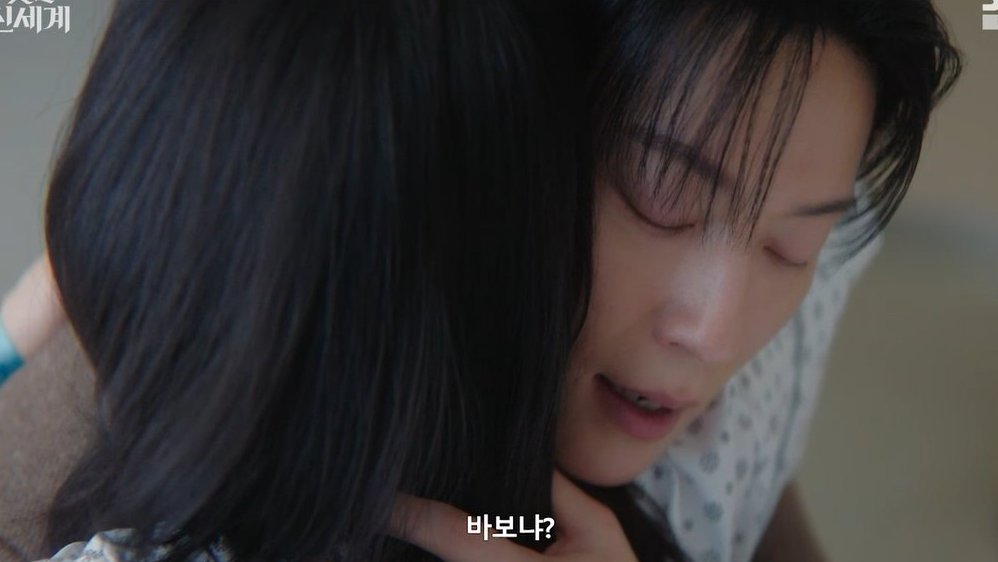 ramblingsofafan's tweet photo. He basically runs away from the interrogation and is falling apart in front of her, trembling and she opens her arms and they finally HUG, both holding onto each other so desperately! Why are they so perfect?!
#MyRoyalNemesis #MyRoyalNemesisEp11 https://t.co/BZm76vwBql