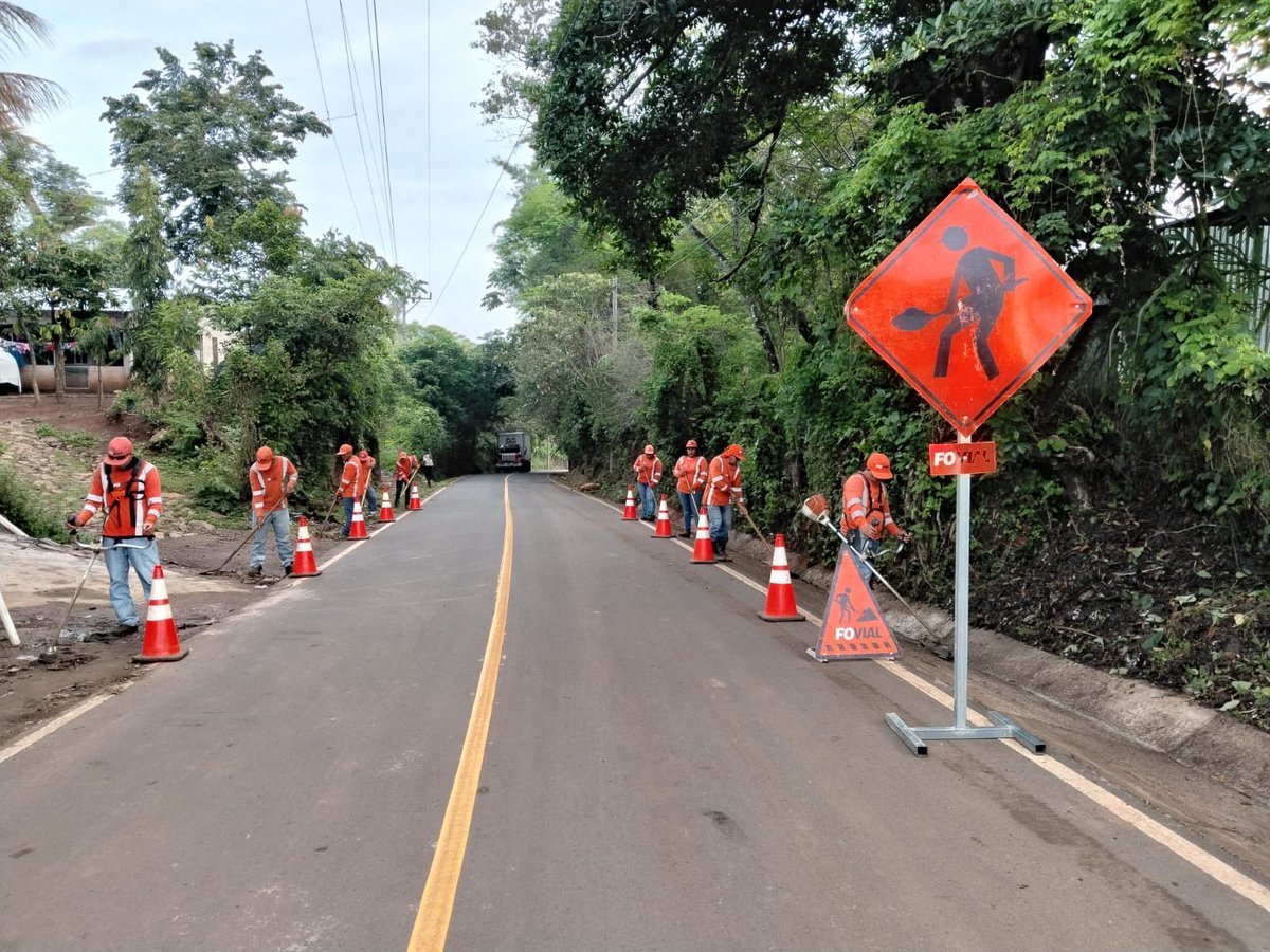 oriente_es's tweet photo. Los equipos de @ObrasPublicasSV continúan con la limpieza de drenajes y vías en diferentes puntos del oriente del país. 
En #SanMiguel se encuentran en 
calle que conduce a San Antonio, y rumbo a Chapeltique. Así como en La Unión y Usulután
📷 Cortesía 
@elsalvador https://t.co/CoOZZjcEDC