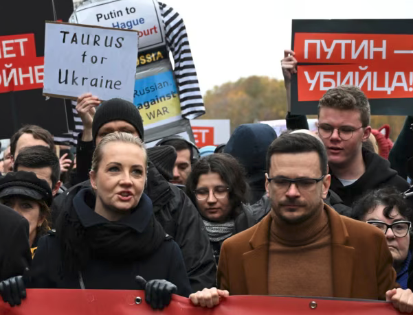 varyalebdv's tweet photo. @meduzaproject Это вот этот вот патриот России Яшин который сфоткался на фоне призывов дать ракеты украине, которые потом полетели бы по Россиянам?) https://t.co/ZZ9hhQWLya