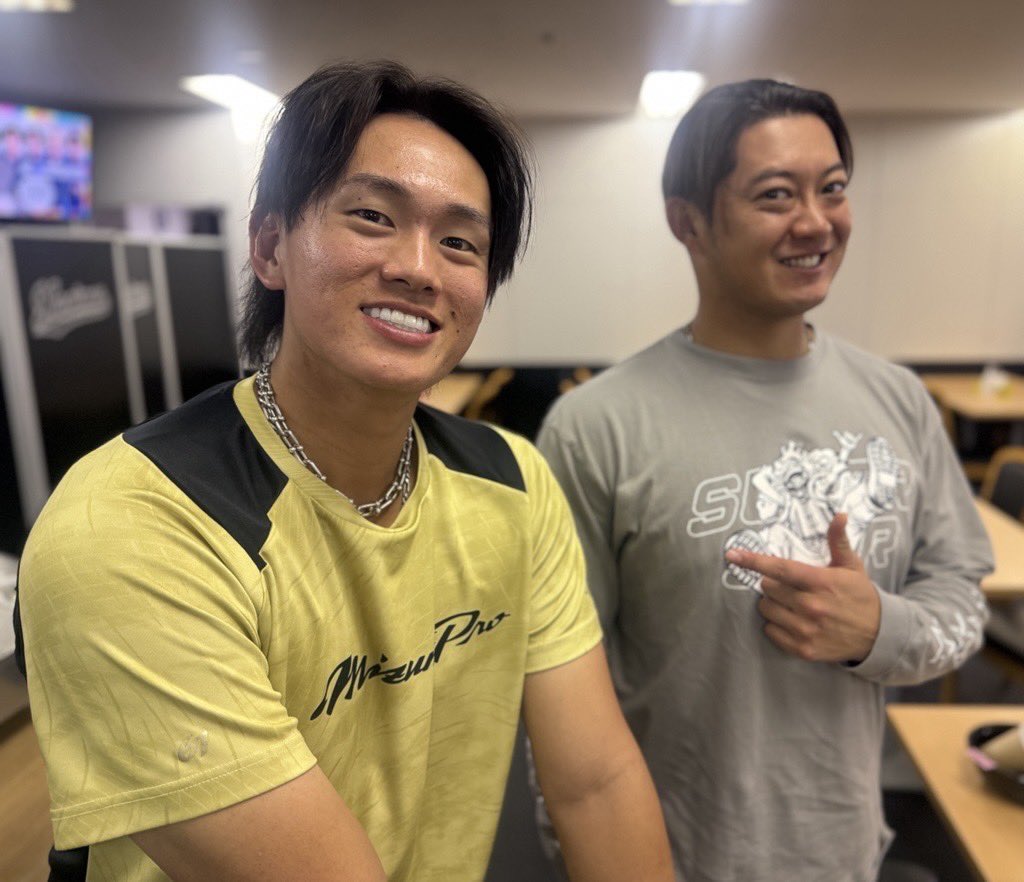 chibalotte_pr's tweet photo. 本日のラストサービスショット。
昨日、サヨナラ打のヒーローと今日、サヨナラ打のヒーローです！
交流戦残り2試合。勝ちましょう。
#chibalotte #広報 #山本大斗 #佐藤都志也 https://t.co/0fPoOjDCtc