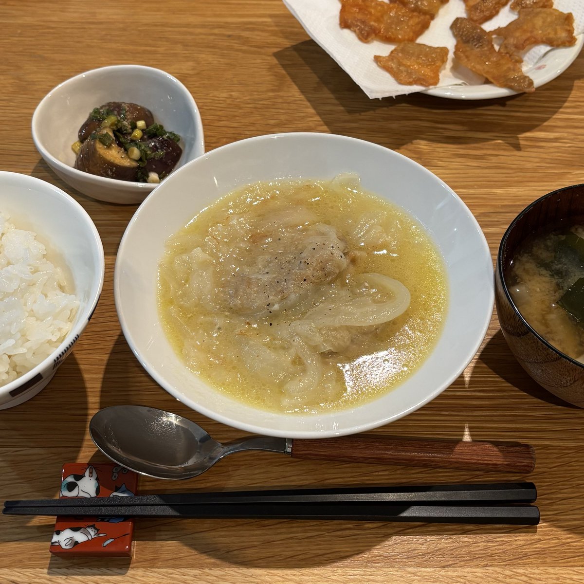 coohi's tweet photo. ご飯、鶏モモと新玉葱の塩バター煮、ワカメと大根と人参と椎茸の味噌汁、蒸し茄子の薬味漬け、ぱりぱり鶏皮　#Twitter家庭料理部 #おうちごはん　
　
水入れずに肉と玉葱をバターと塩だけで煮るアレです
亡命なロシア料理のアレです https://t.co/xgQfGwp426