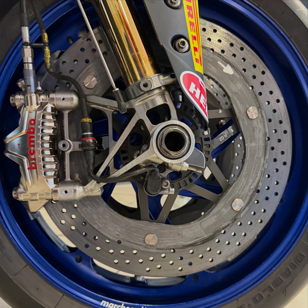 motto_motogp's tweet photo. SBKでは来季からブレーキはブレンボが独占供給（オフィシャルブレーキサプライヤー）になると公式発表。またブレンボでは、公道走行前提となる市販車向けのカーボンブレーキシステム「HYCTION」を発表。公道からレースまで使用できる汎用性を持った、初の市販2輪車用カーボンブレーキとなる。モノがカーボンだけあって軽量化の効果は凄まじく、鋳鉄のディスクに比べてシステム全体で1.5kgもの軽量化が図られているそうだ。

カーボンディスクはその効きと引き換えに温度管理が難しく、一定の高温レベルに達しないと制動力が発生しないとされている。それが市販車への搭載を阻んできたのだが、遂に技術的な解決策が見つかったということだろう。

しかし公道でカーボンディスクが使える時代が来ましたか。そのフィーリングがどんなものか、一度は試してみたいものである（間違いなく目の玉飛び出るほど高いよ！）

📸@ WorldSBK / @ yamaharacingcomofficial / @ brembo