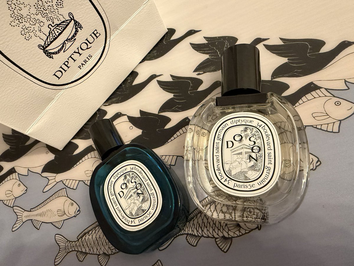 psychedeeelic's tweet photo. 限定の青瓶使い切っちゃったから泣く泣く通常瓶買ったけどやっぱ青瓶がかわいいよ〜詰め替えできたらいいのにな😿
大きさも通常50ml、青瓶30mlだからちっちゃくてポーチに入れやすくてちょうどよかったんだよね…さらば青瓶👋 https://t.co/ss6CeY9uss