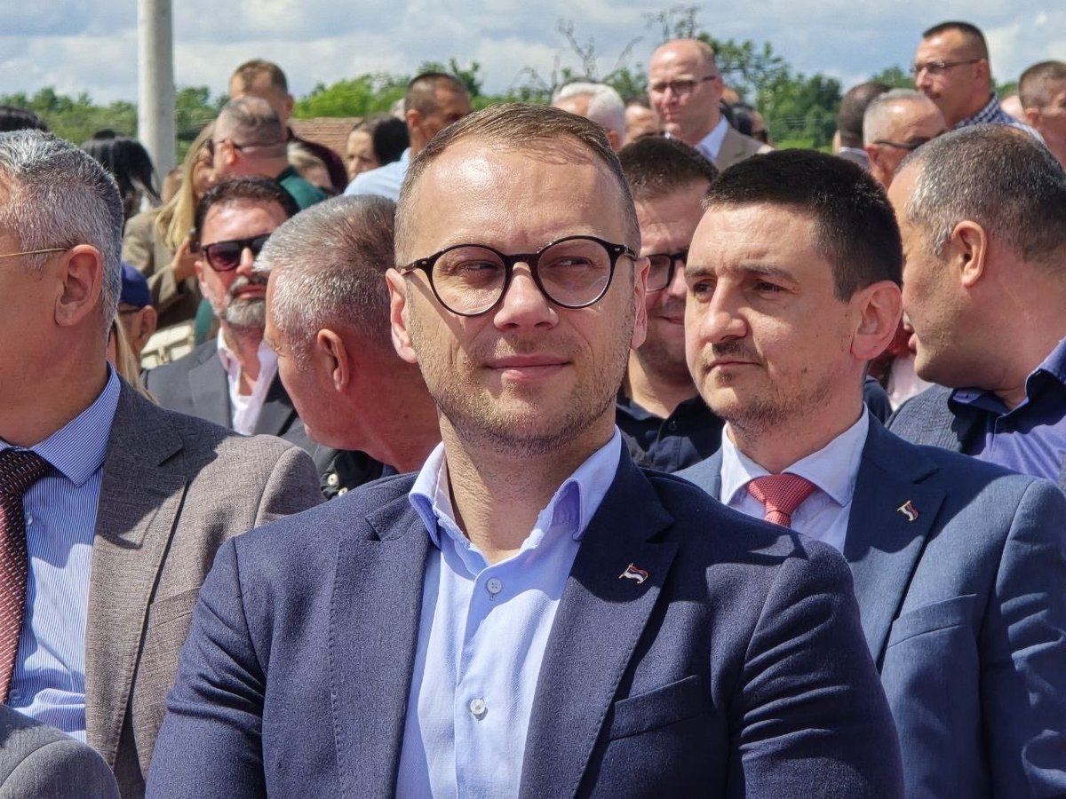 BojanMSavic's tweet photo. Данас смо у Великој Обарској присуствовали почетку изградње дионице ауто-пута Бијељина–Брчко, пројекта који ће трајно промијенити саобраћајну слику Семберије и додатно повезати Републику Српску са Србијом.

Сваки нови километар ауто-пута значи лакши живот, сигурније путовање и снажнију економску повезаност нашег краја. Поред тога, сваки изграђени километар је нова потврда да смо изабрали пут рада, одговорности и стварања, претварајући дугогодишње планове у конкретна дјела. 

Увјерен сам да ће овај ауто-пут бити један од симбола развоја који ће користити генерацијама које долазе. 🇷🇸🛣️