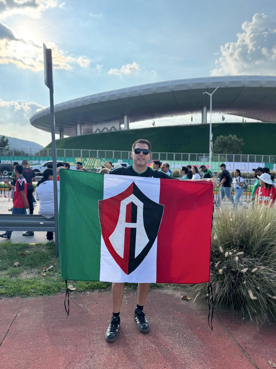 atlas_m_b_a's tweet photo. 🔴⚫️ Bandera del Atlas tricolor, presente ayer en el Corea del Sur vs Chequia. https://t.co/ewtcvZSVxY