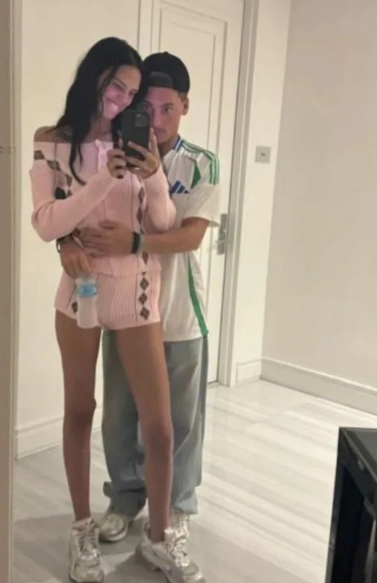Ricdelsur's tweet photo. Le dieron una trompada a la hija de Marcelo Tinelli.

En una pelea en el boliche JET de Costanera , su ex pareja Bautista Cuiña le habría dado una piña en el rostro por lo que llamaron al SAME.

En ese primer momento de shock, Juana Tinelli rechazó la atención médica en el lugar y prefirió retirarse con sus amigos y su chofer particular directamente a una comisaría de la zona para realizar la denuncia penal.

Debido al hecho, las autoridades judiciales ya le asignaron a Juana Tinelli una consigna policial permanente en su domicilio para garantizar su seguridad.🤌